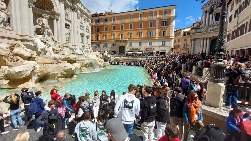 Menschenmassen rund um den Trevi-Brunnen, wo Taschendiebstähle häufiger vorkommen.