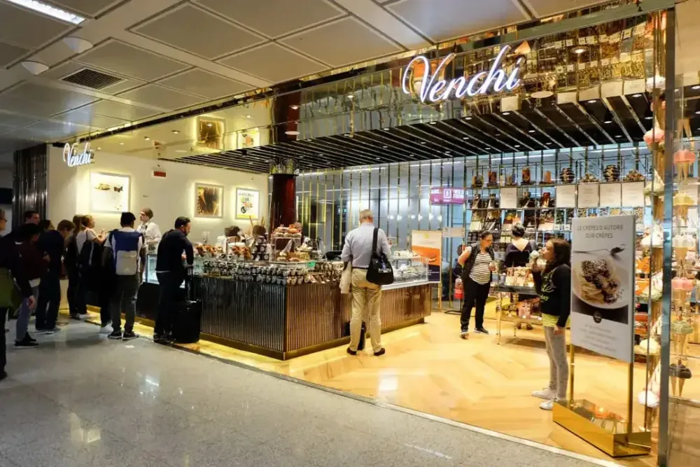 Italienisches Essen und Gelato im Flughafen Fiumicino