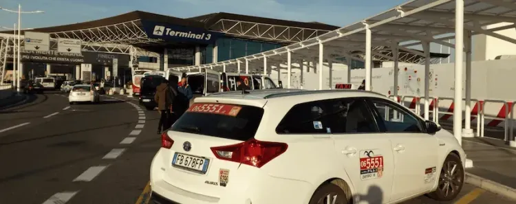 Taxi oficial en el aeropuerto de Roma Fiumicino