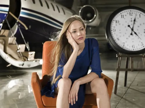 Pasajera esperando durante una escala larga en el aeropuerto de Fiumicino